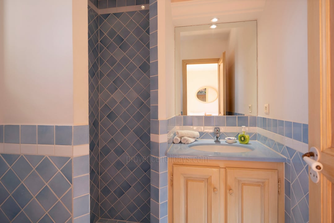13 - Villa Loggia: Villa: Bathroom
