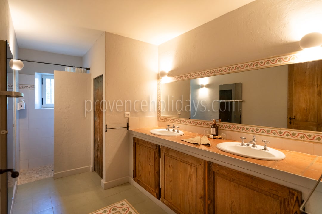 100 - La Bastide Neuve: Villa: Bathroom
