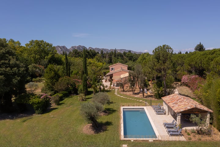 Countryside Mas with a beautiful garden near Eygalières