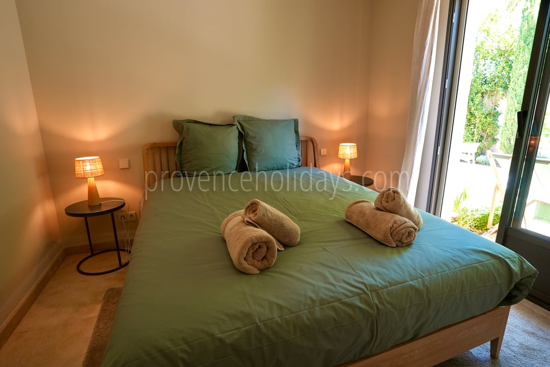 41 - La Saint-Rémoise: Villa: Bedroom 1