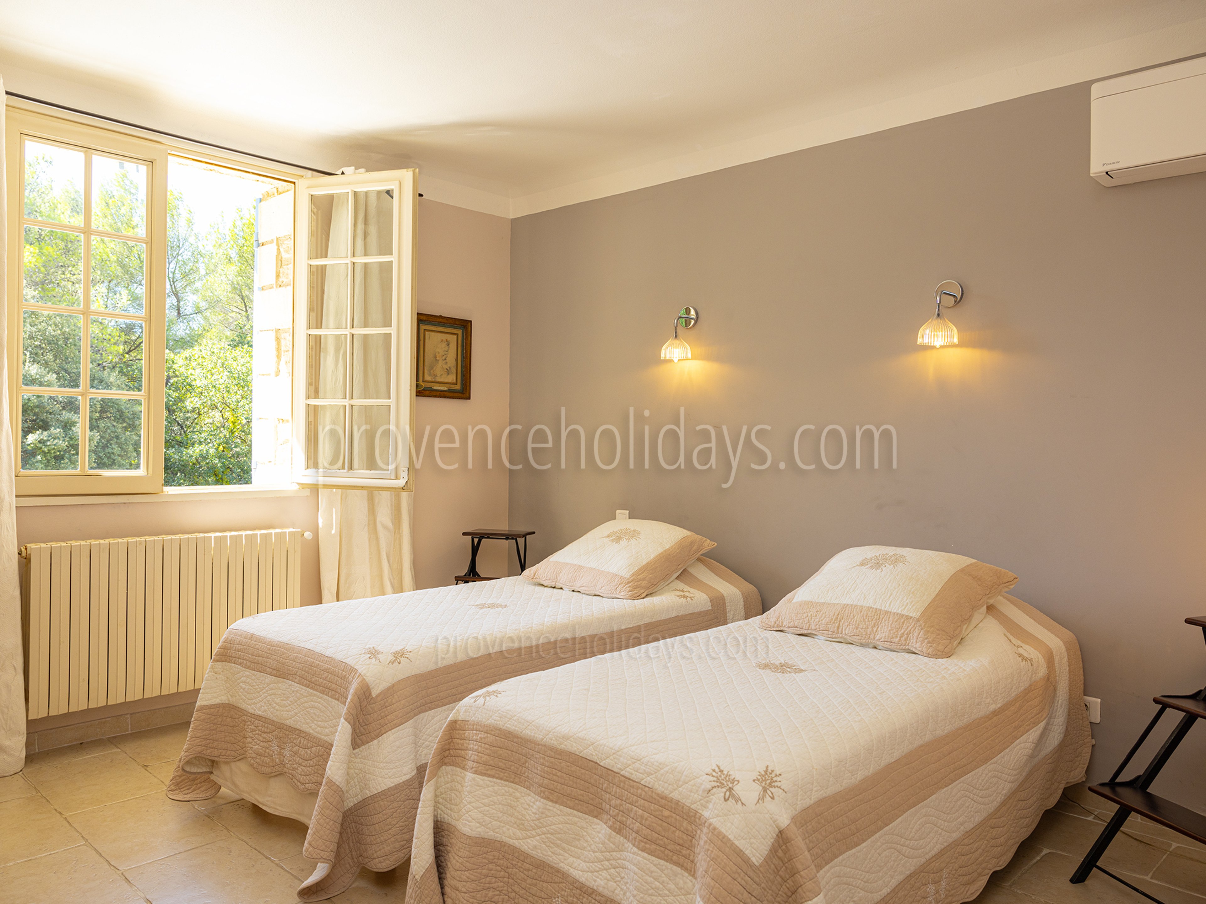24 - Mas Heyrauds: Villa: Bedroom