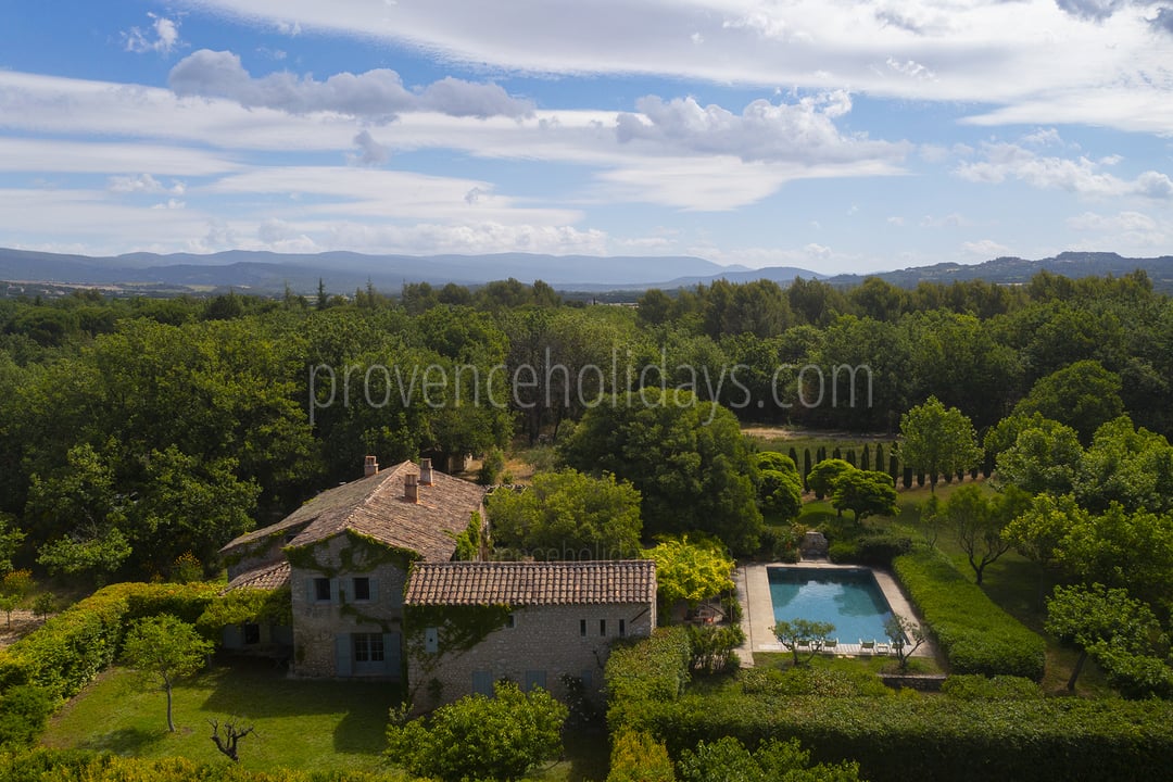 Mas en pierre avec piscine et court de tennis à Gordes