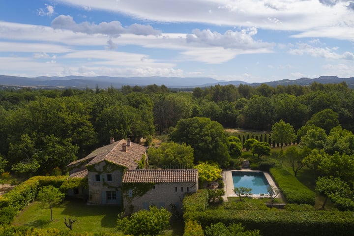 Beautifully restored farmhouse with a heated pool near Gordes