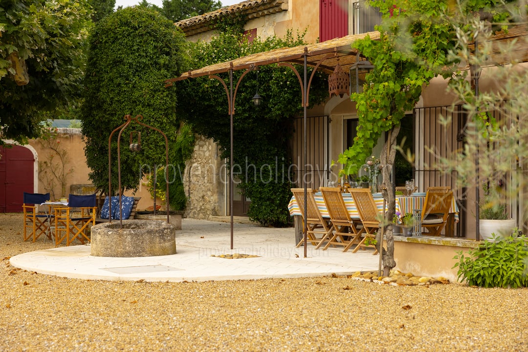 28 - Le Mas d\'Orgon: Villa: Exterior