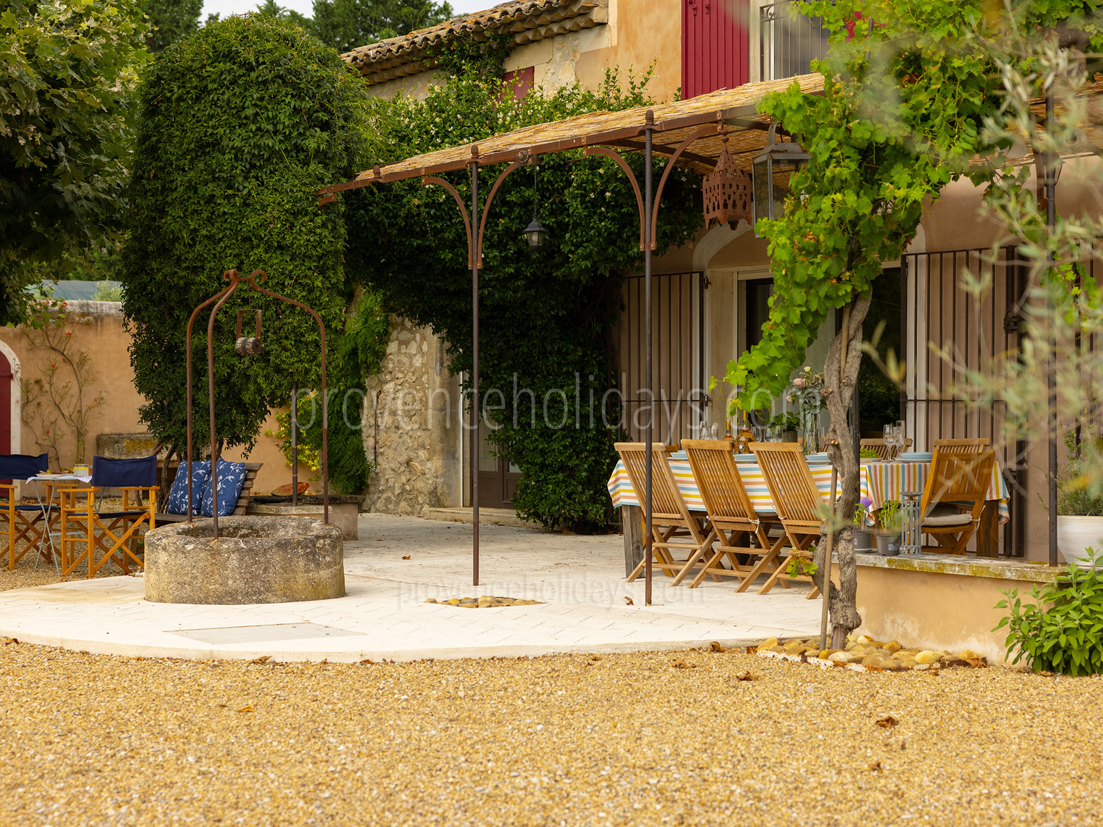 28 - Le Mas d\'Orgon: Villa: Exterior