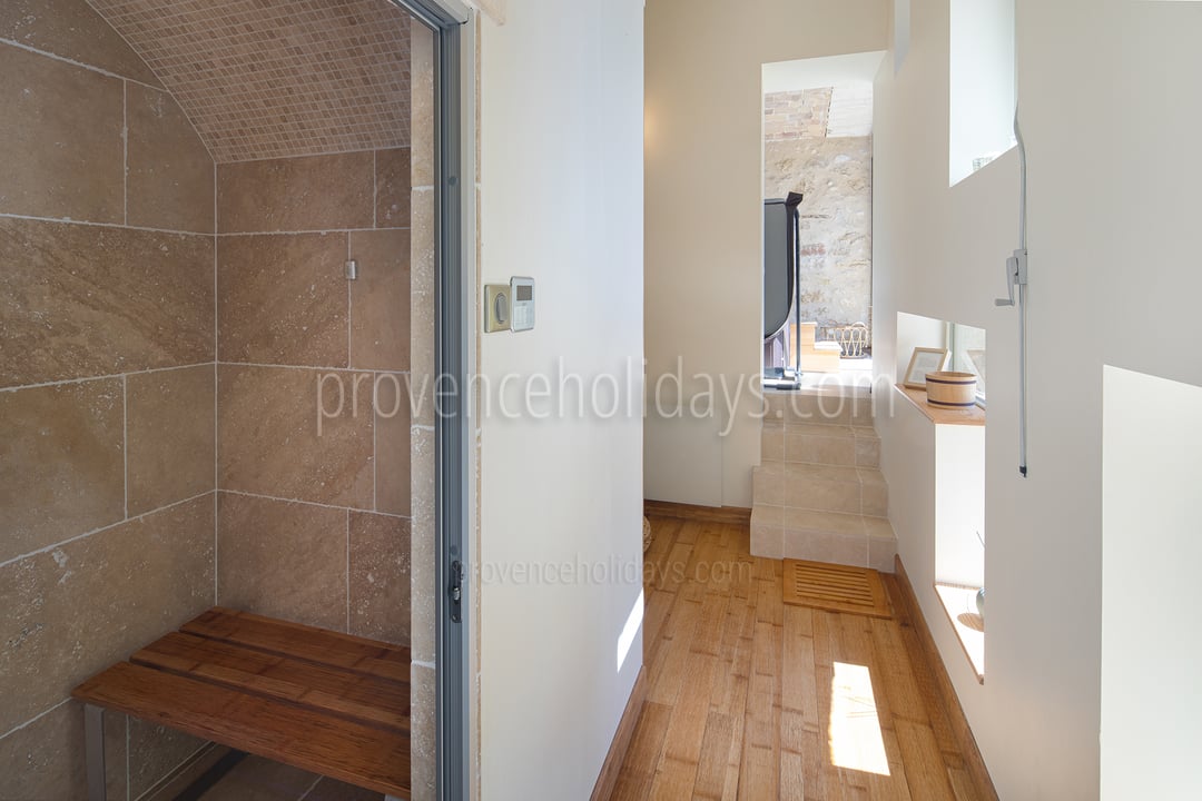 27 - Mas Robion: Villa: Bathroom