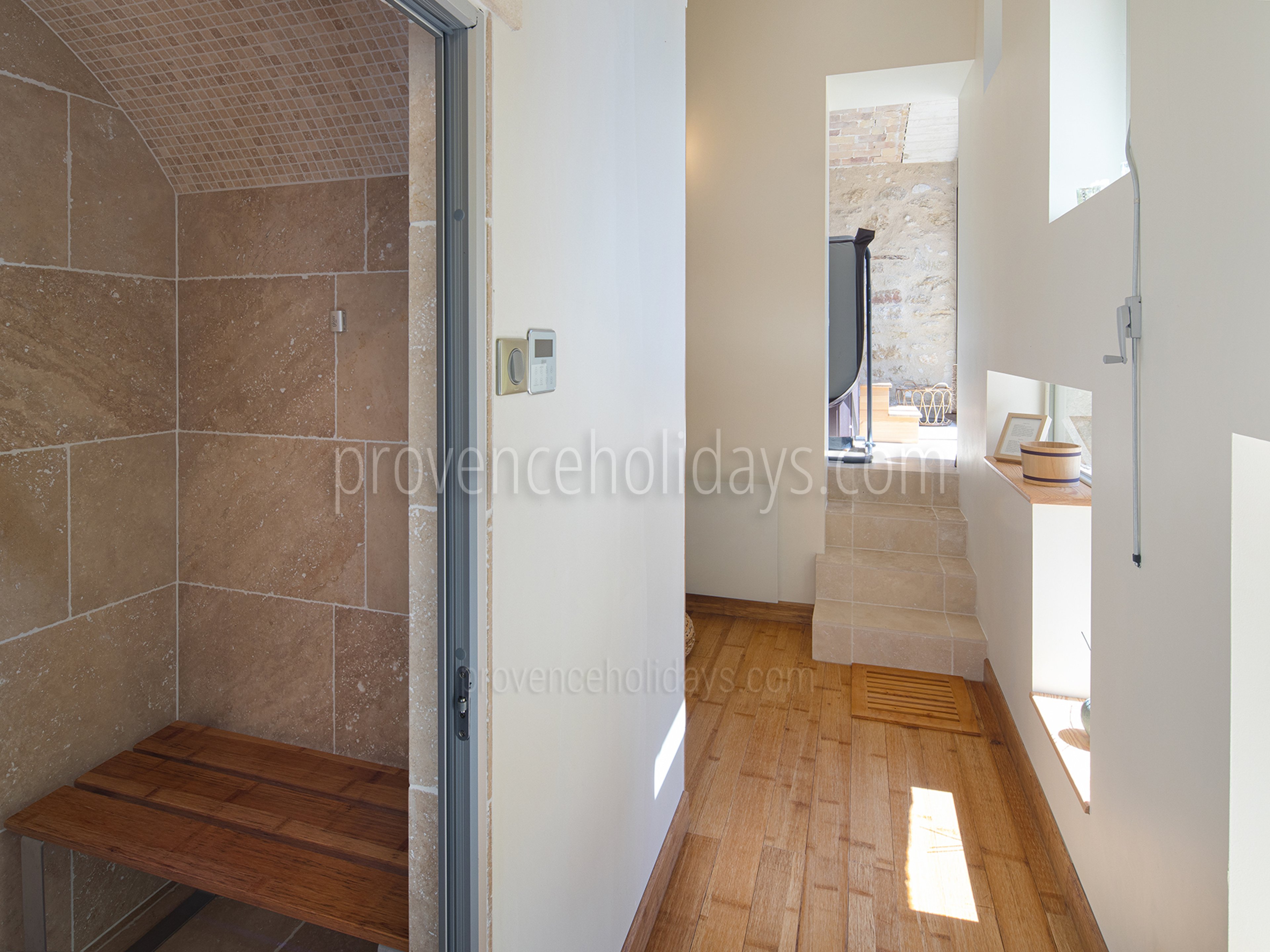 27 - Mas Robion: Villa: Bathroom