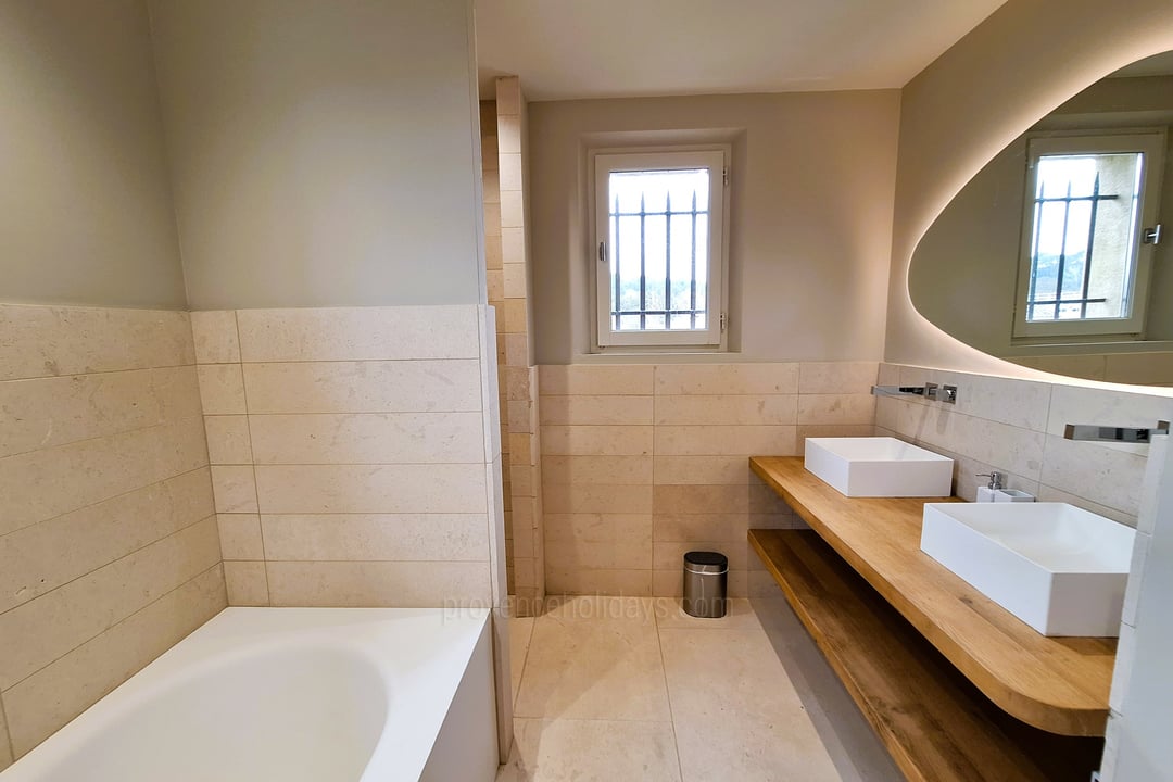 28 - Villa Aubanel: Villa: Bathroom