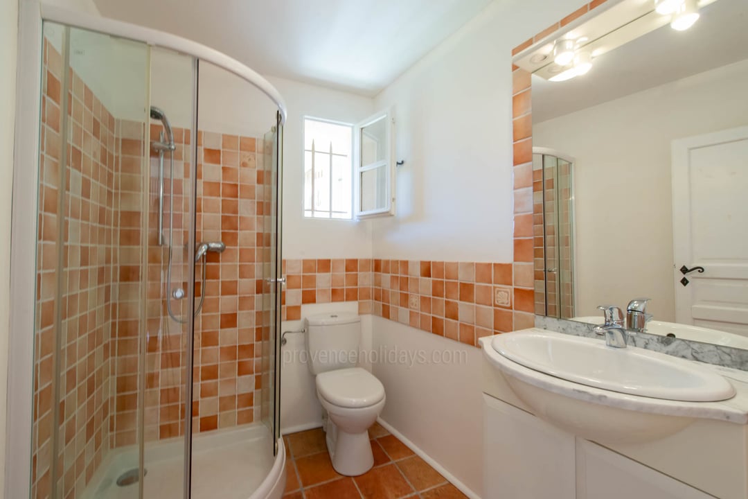 8 - Villa Valombreuse: Villa: Bathroom