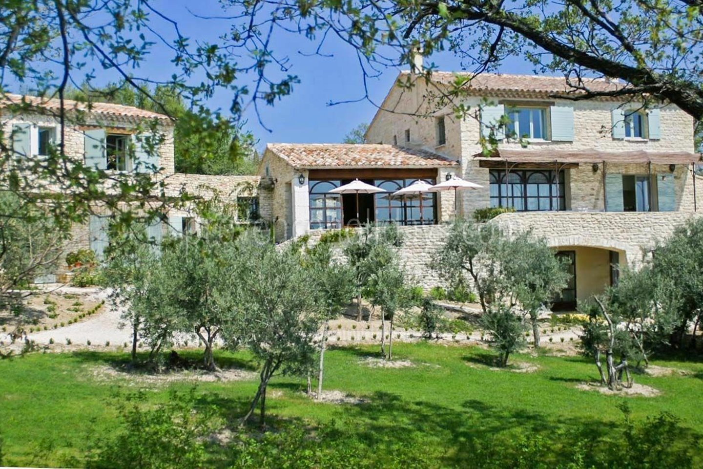 20 - Le Mas de Gordes: Villa: Exterior