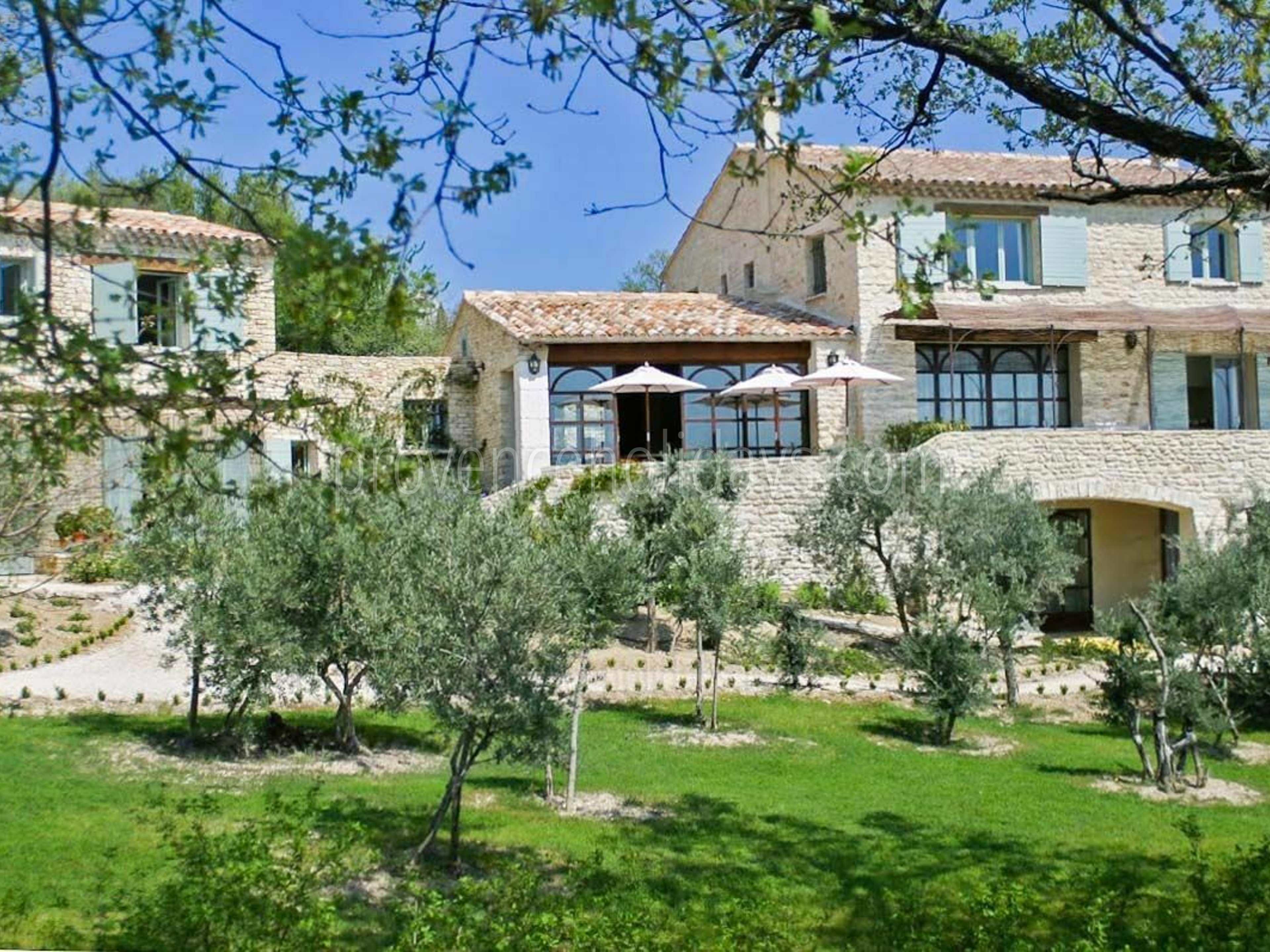 20 - Le Mas de Gordes: Villa: Exterior