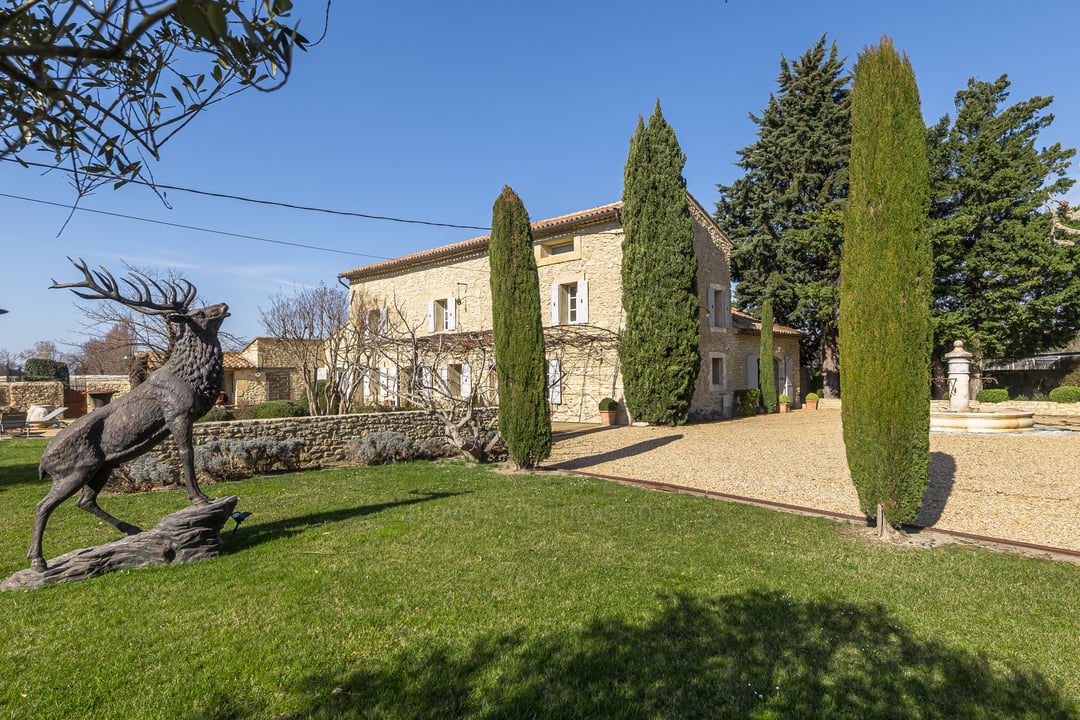 Restored farmhouse with heated swimming pool, tennis court and landscaped garden in L'Isle-sur-la-Sorgue