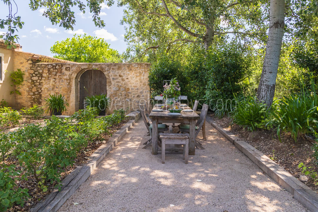 76 - La Chapelle des Alpilles: Villa: Exterior