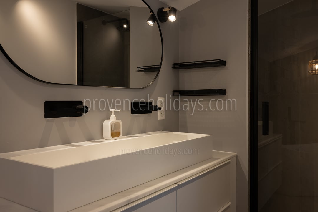 30 - Mas de Giulia: Villa: Bathroom