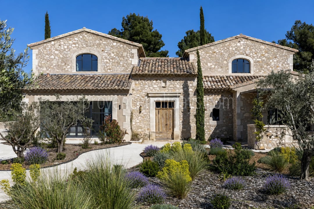 70 - Le Loup des Alpilles: Villa: Exterior