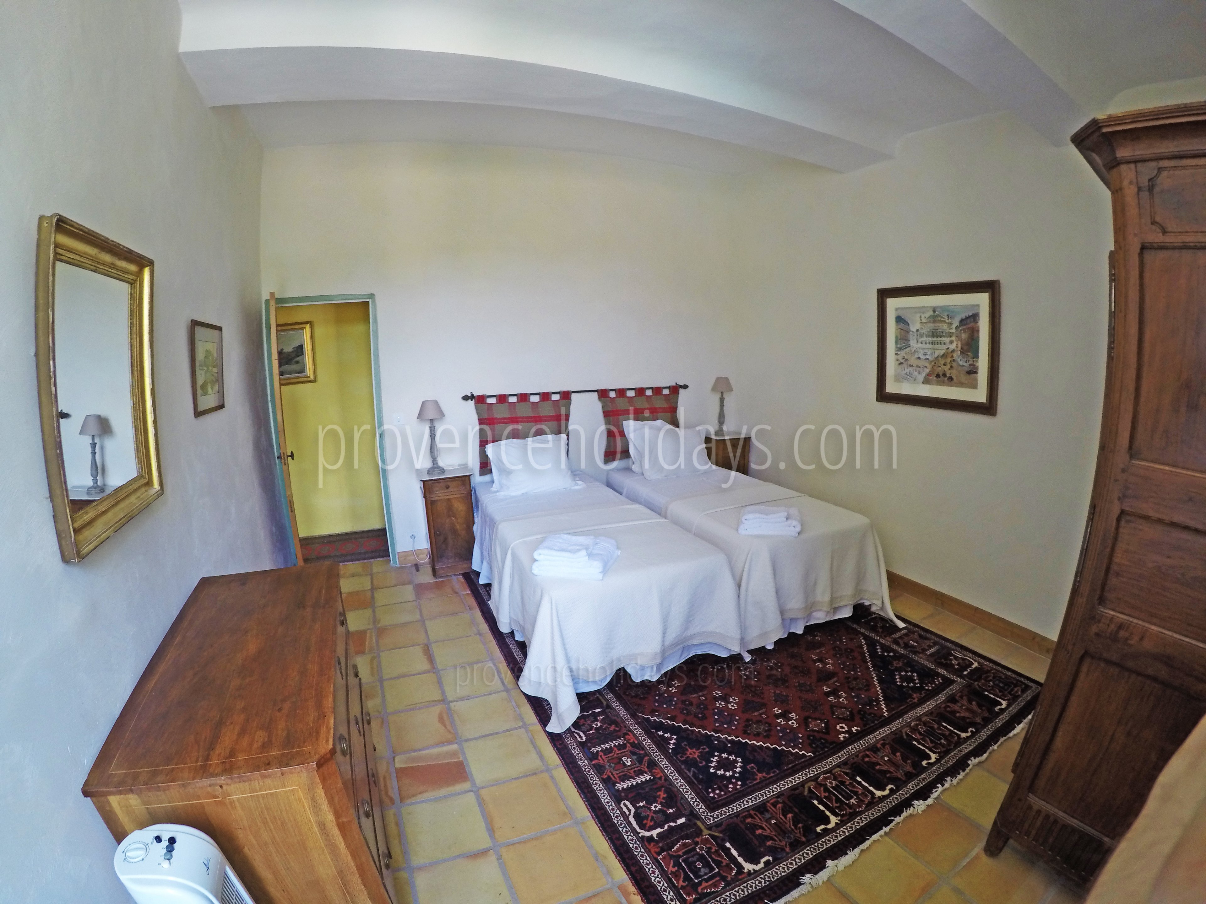 63 - Mas Lambesc: Villa: Bedroom