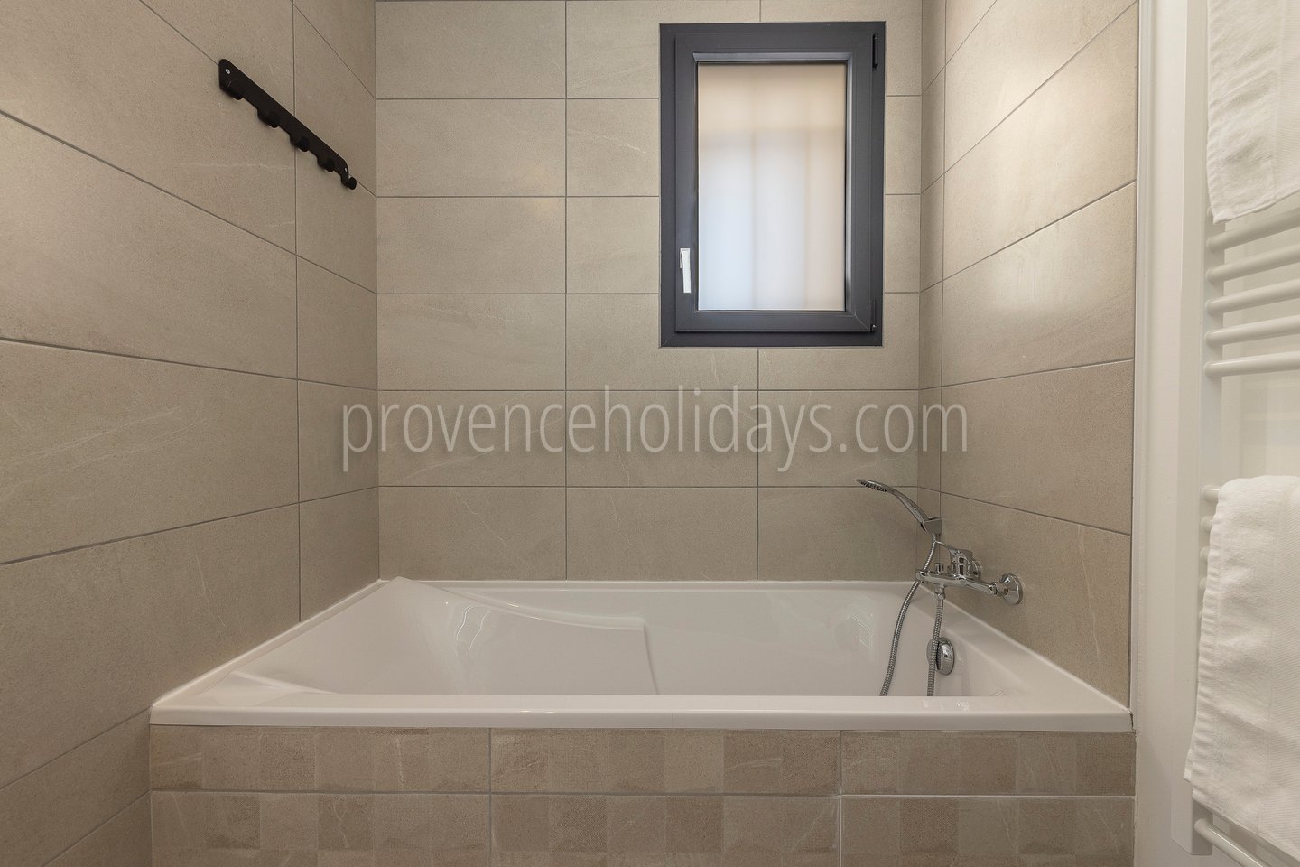18 - Villa des Cigales: Villa: Bathroom