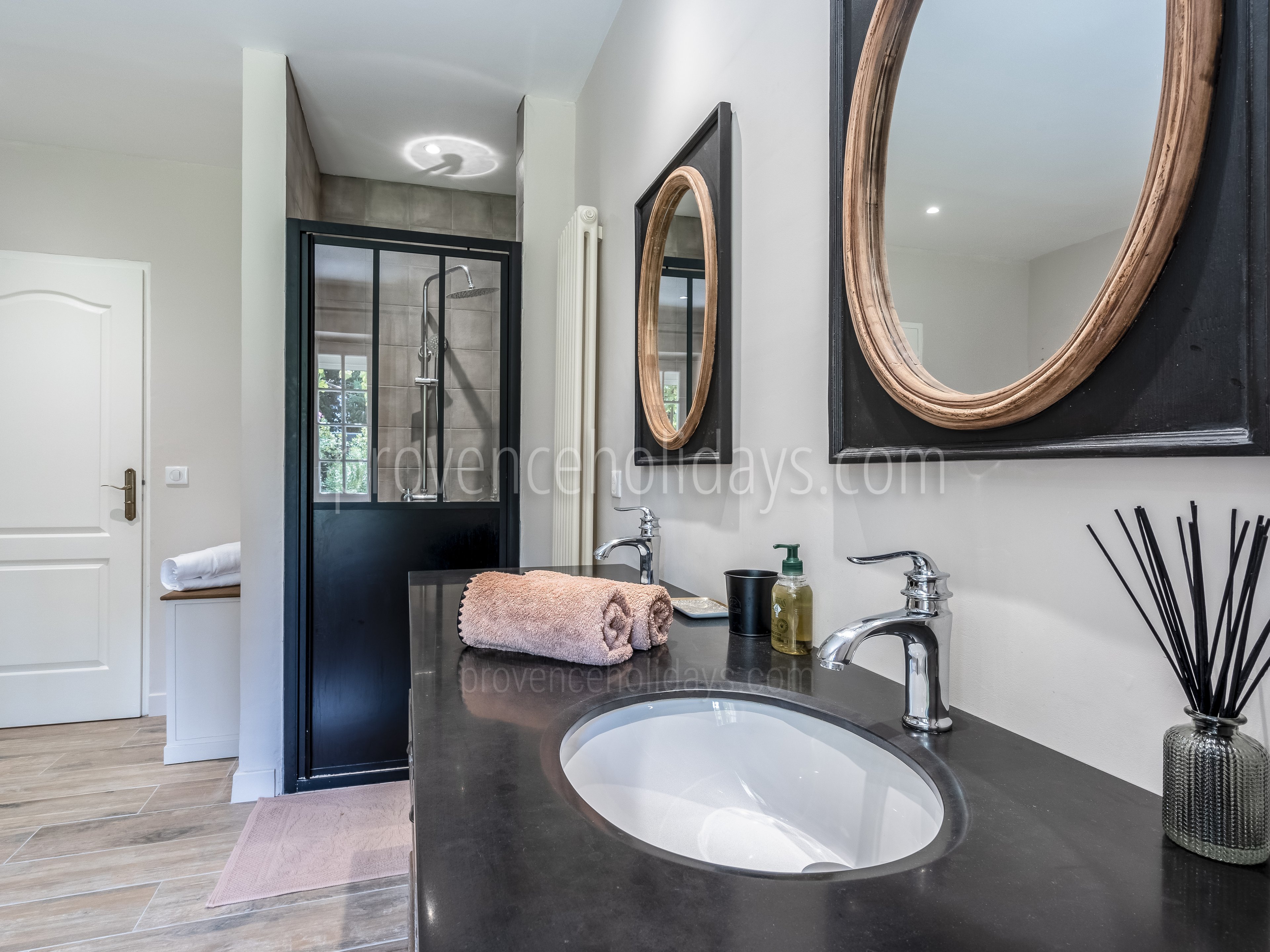 30 - Le Mas des Figues: Villa: Bathroom