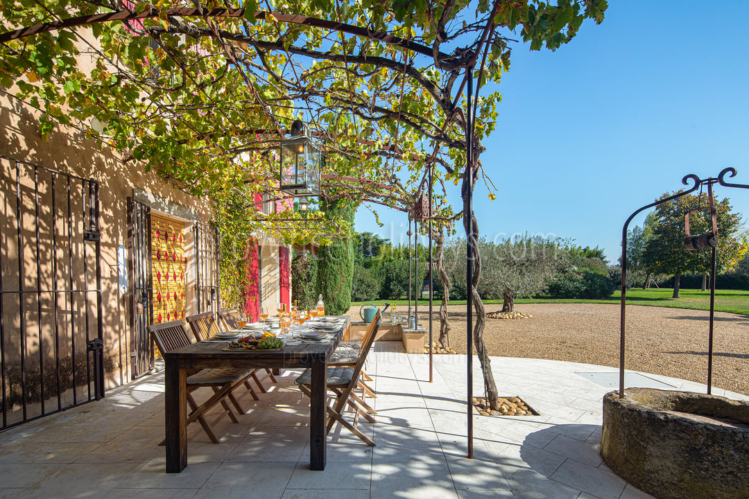 10 - Le Mas d\'Orgon: Villa: Exterior