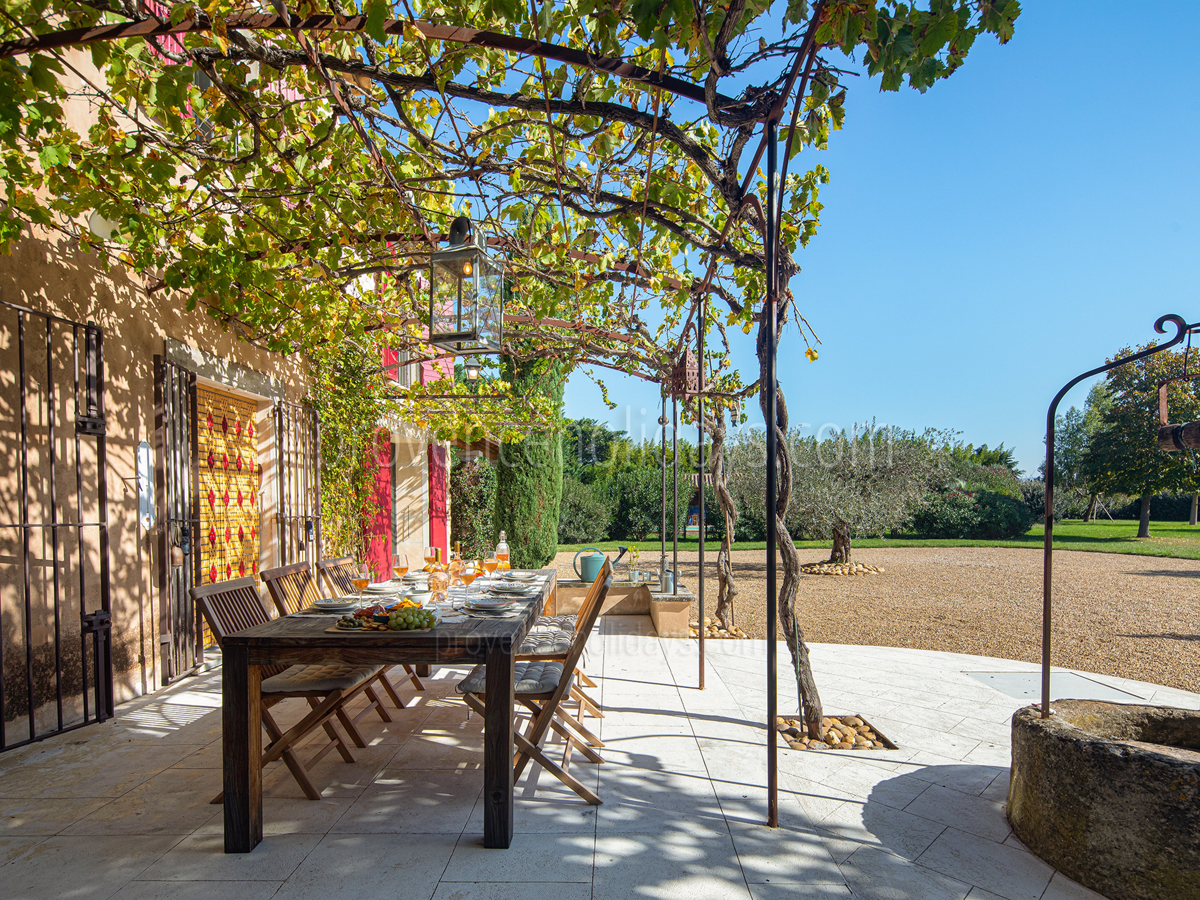10 - Le Mas d\'Orgon: Villa: Exterior