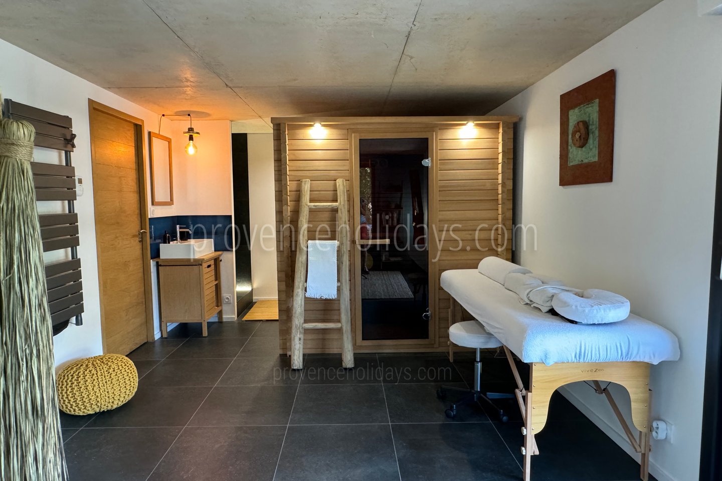 37 - Villa Garrigue: Villa: Interior