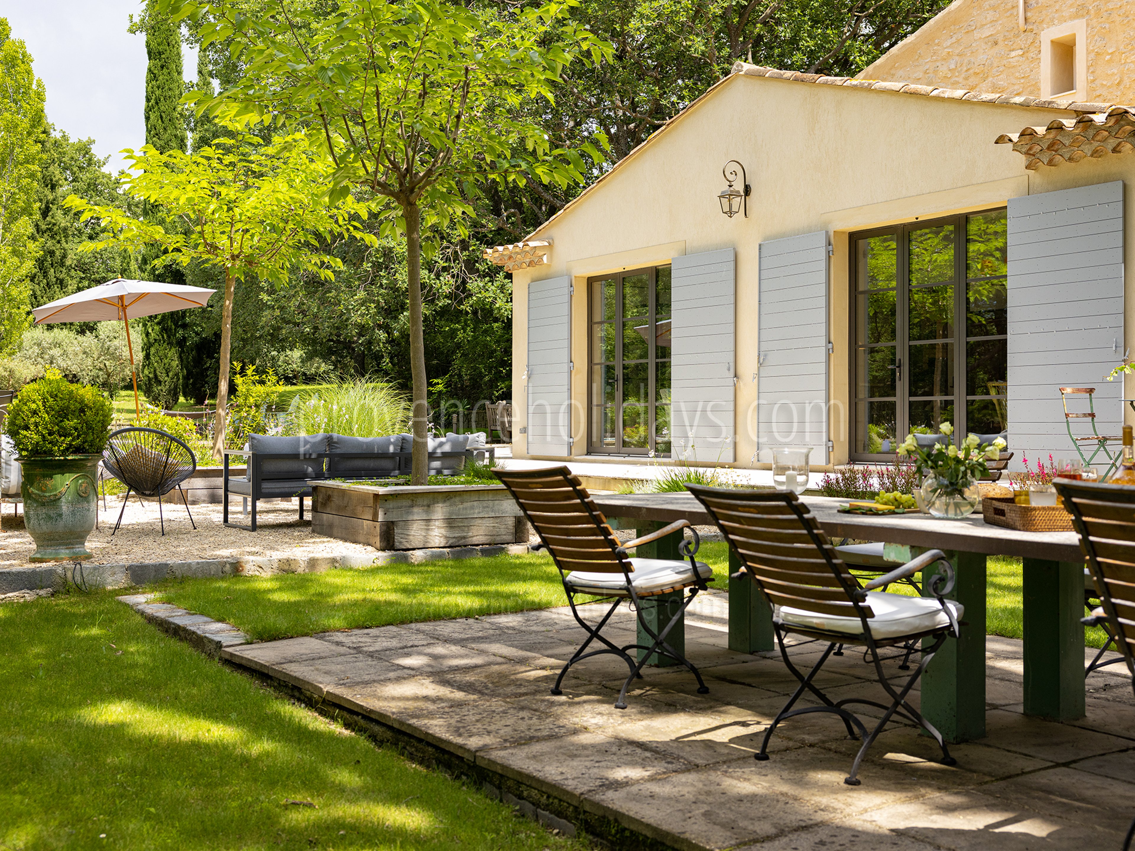 2 - Le Mas d\'Ansouis: Villa: Exterior