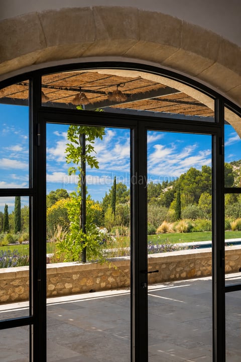 76 - Le Loup des Alpilles: Villa: Exterior