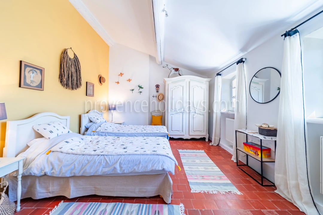 19 - Mas with inner courtyard in Gordes: Villa: Bedroom