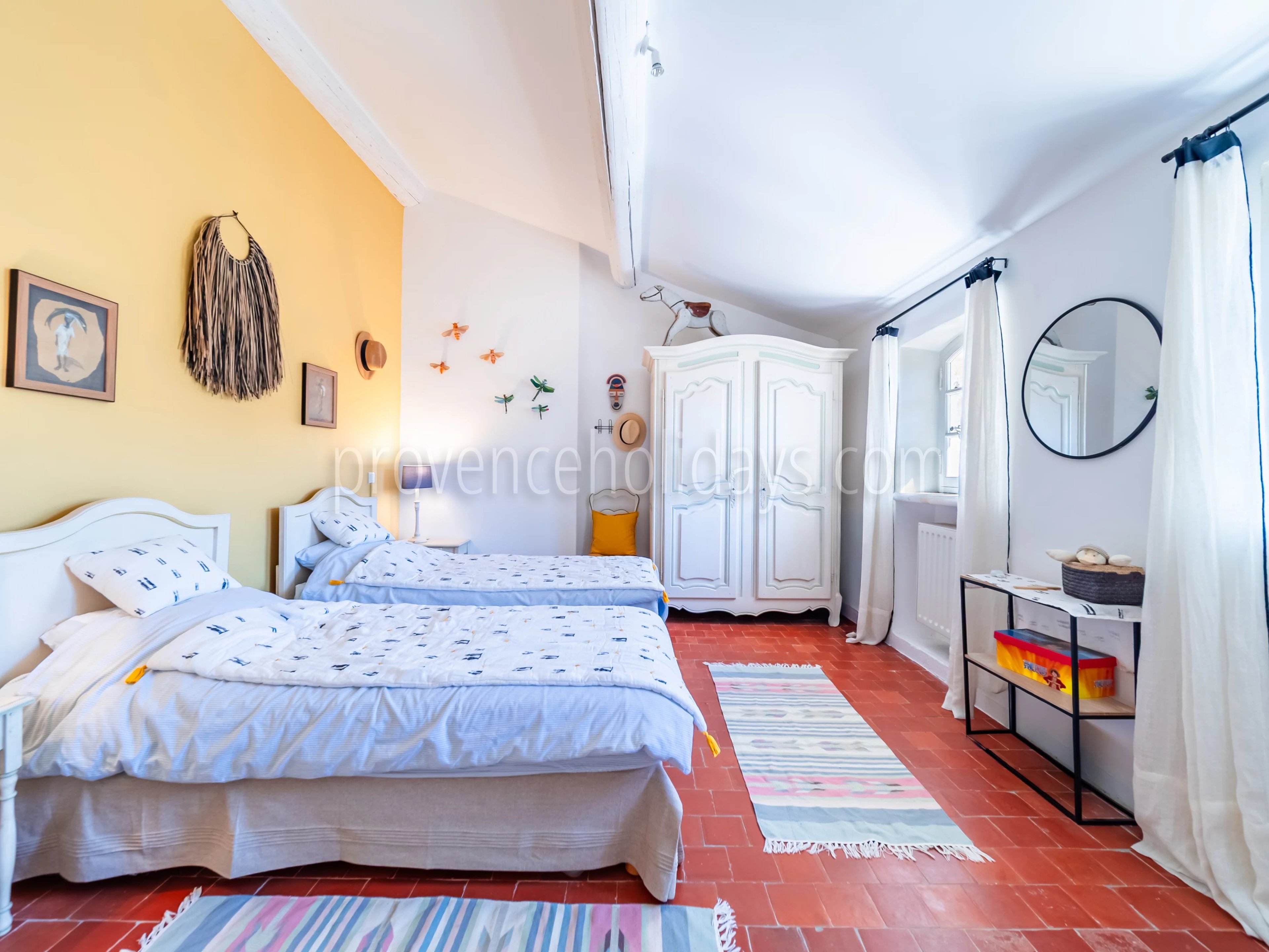 19 - Mas with inner courtyard in Gordes: Villa: Bedroom