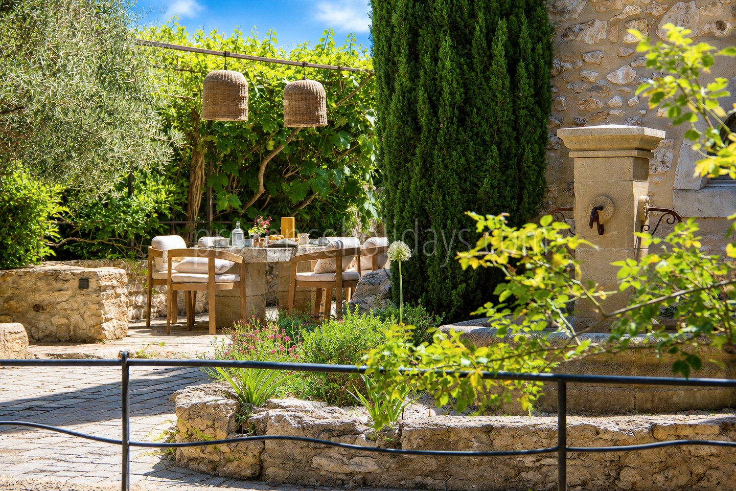 6 - Mas rénové à pied d\'Eygalières: Villa: Exterior