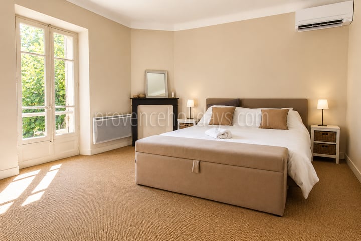 42 - Farmhouse with views of the Luberon: Villa: Bedroom