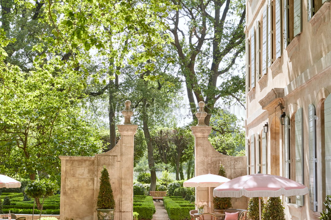 12 - Bastide des Alpilles: Villa: Exterior