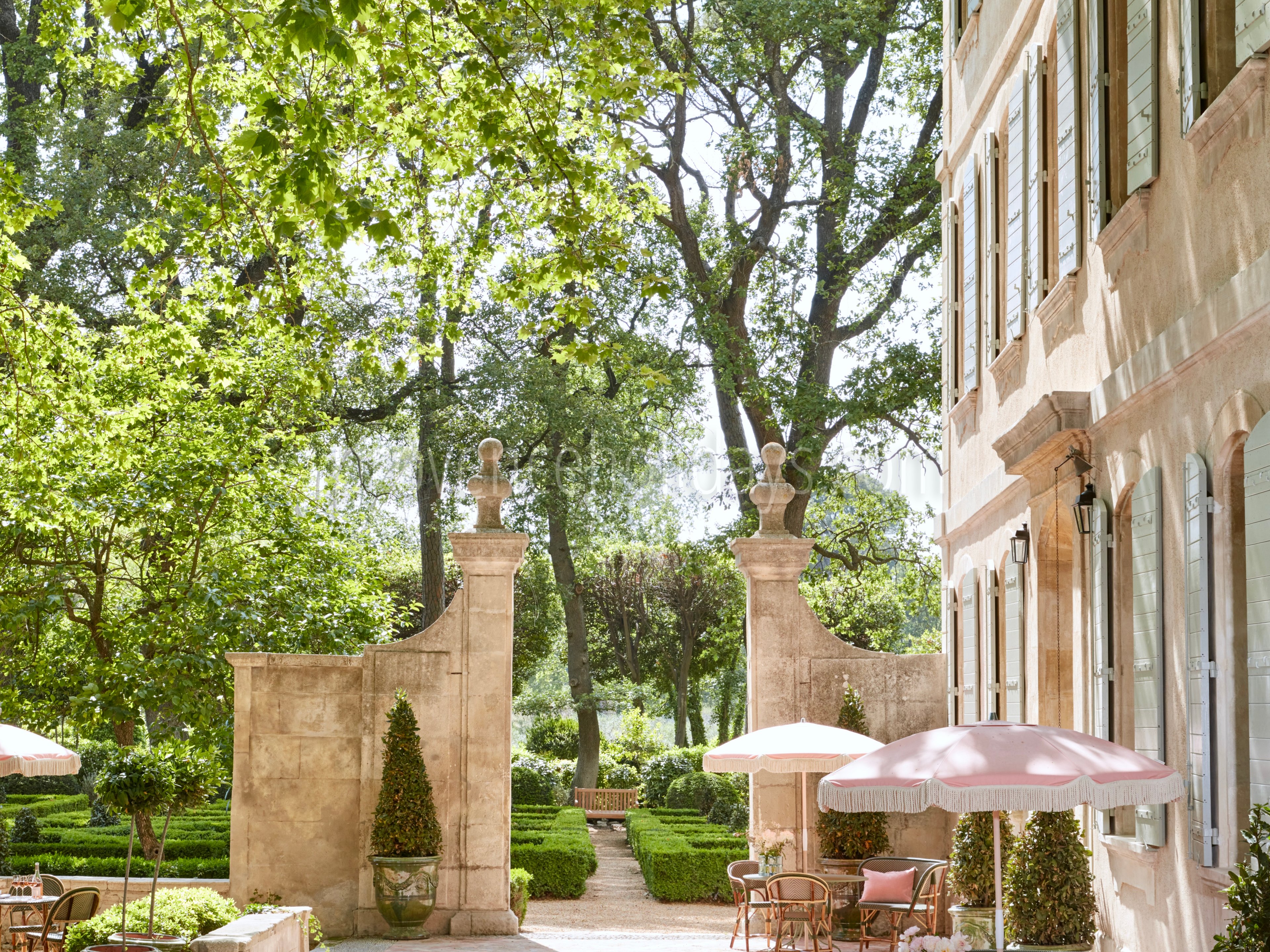 12 - Bastide des Alpilles: Villa: Exterior