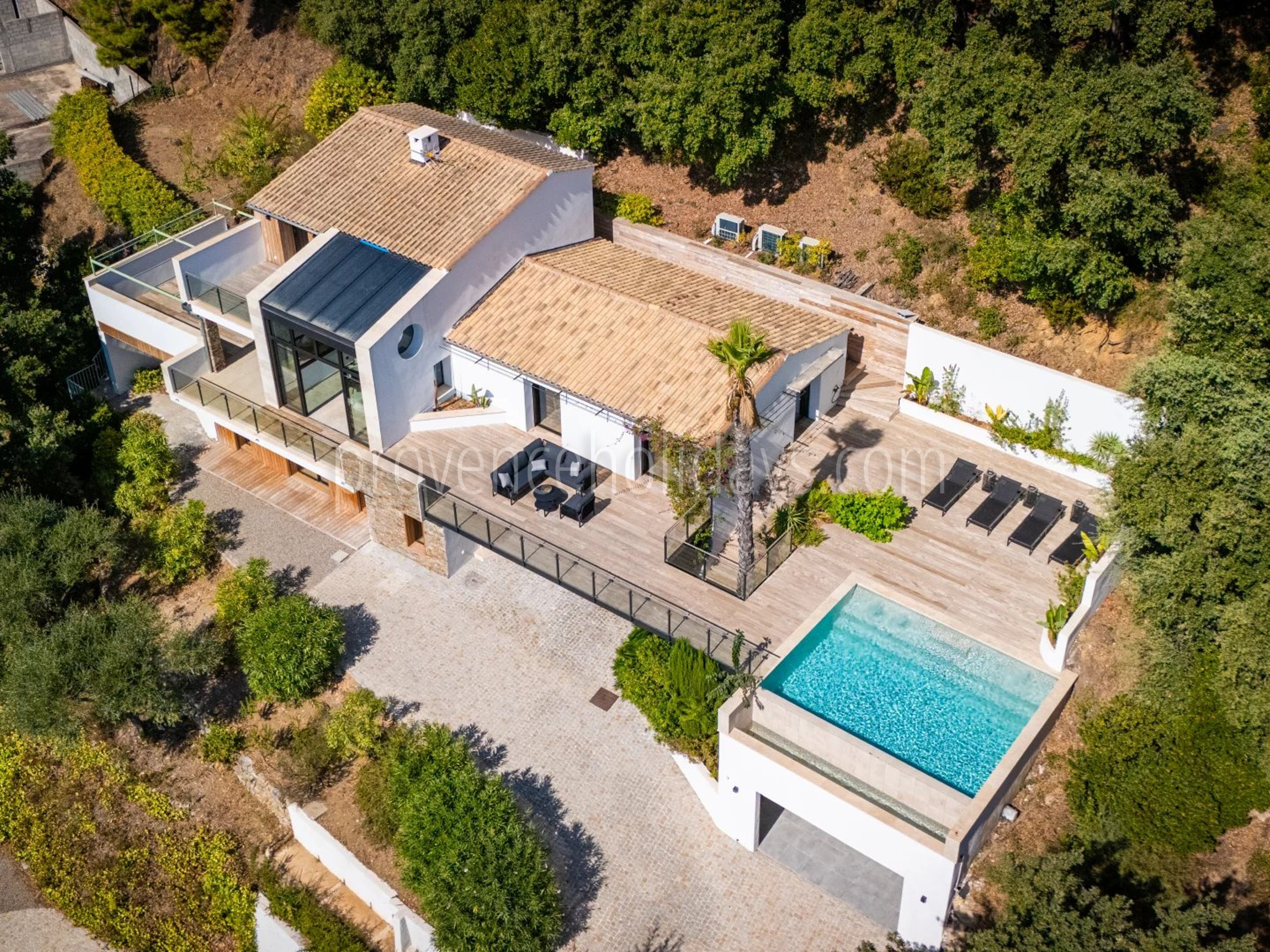 95 - Hedendaagse villa in Cavalaire-sur-Mer: Villa: Exterior