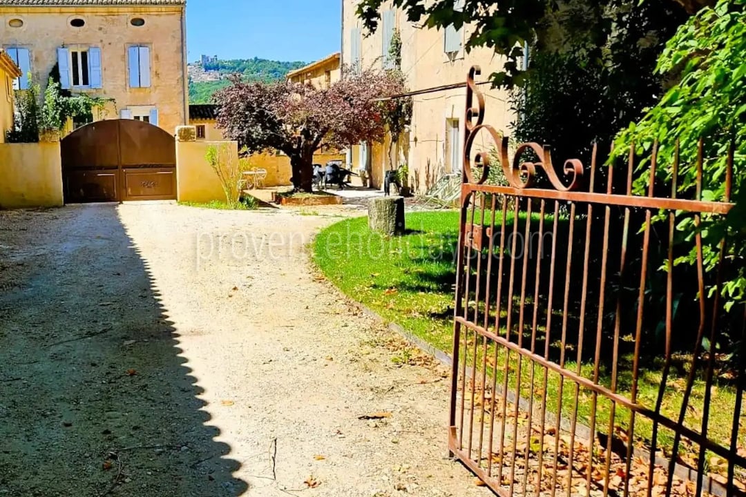 25 - Mas with pool in Bonnieux: Villa: Exterior