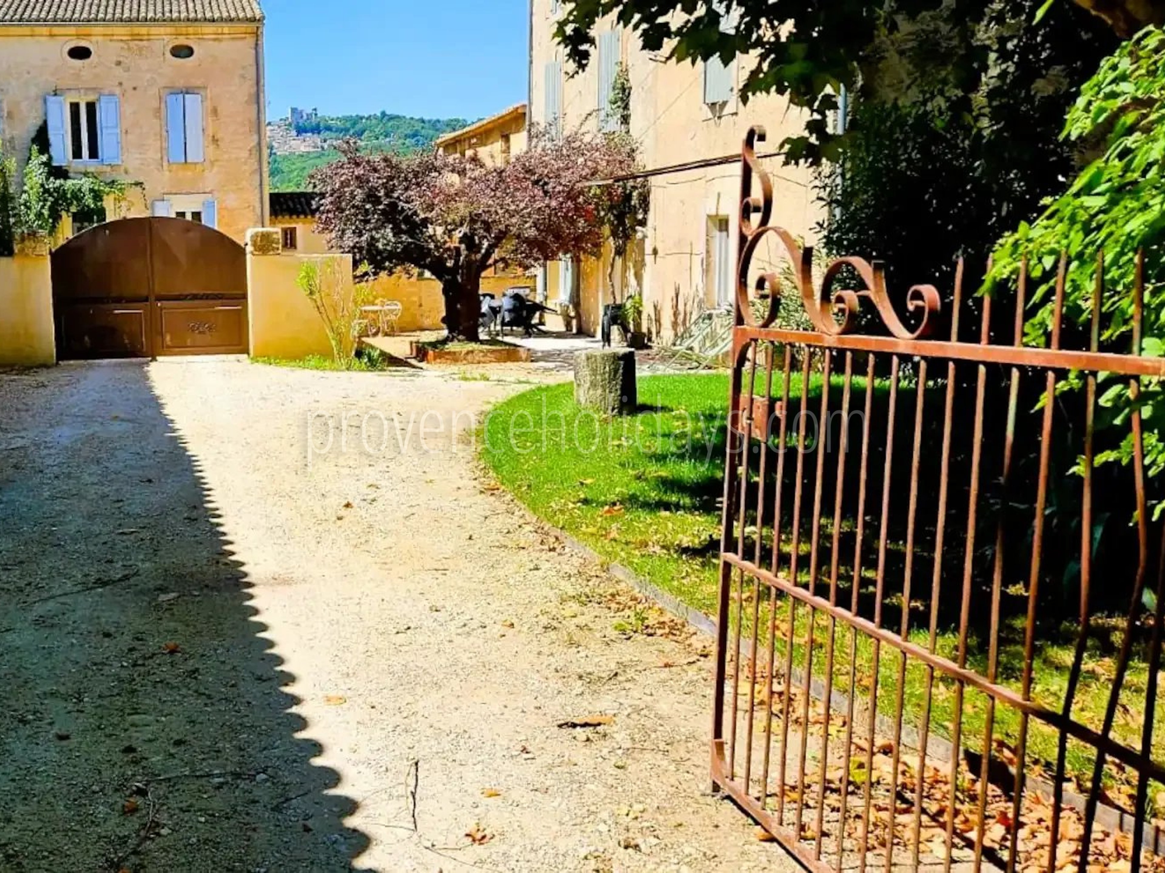 25 - Mas with pool in Bonnieux: Villa: Exterior