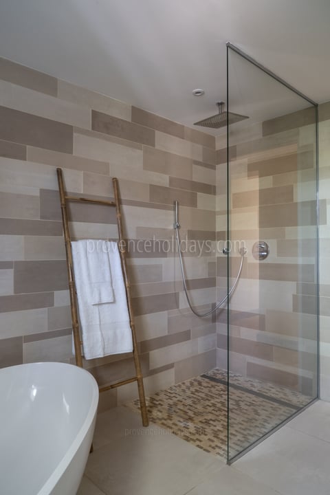 27 - Mas des Aupiho: Villa: Bathroom