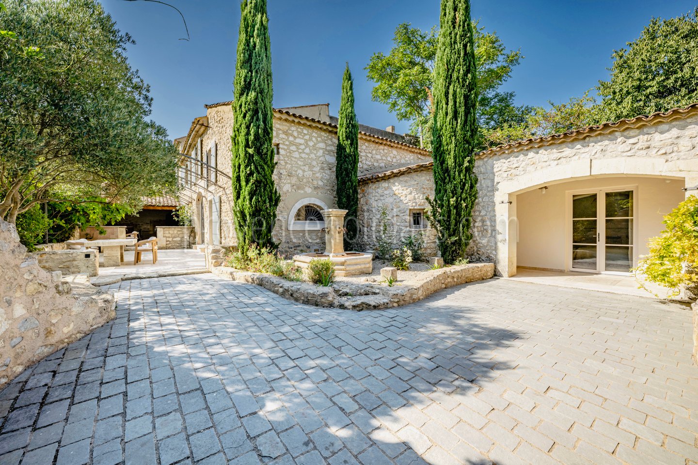 1 - Renovated farmhouse on the outskirts of Eygalières: Villa: Exterior