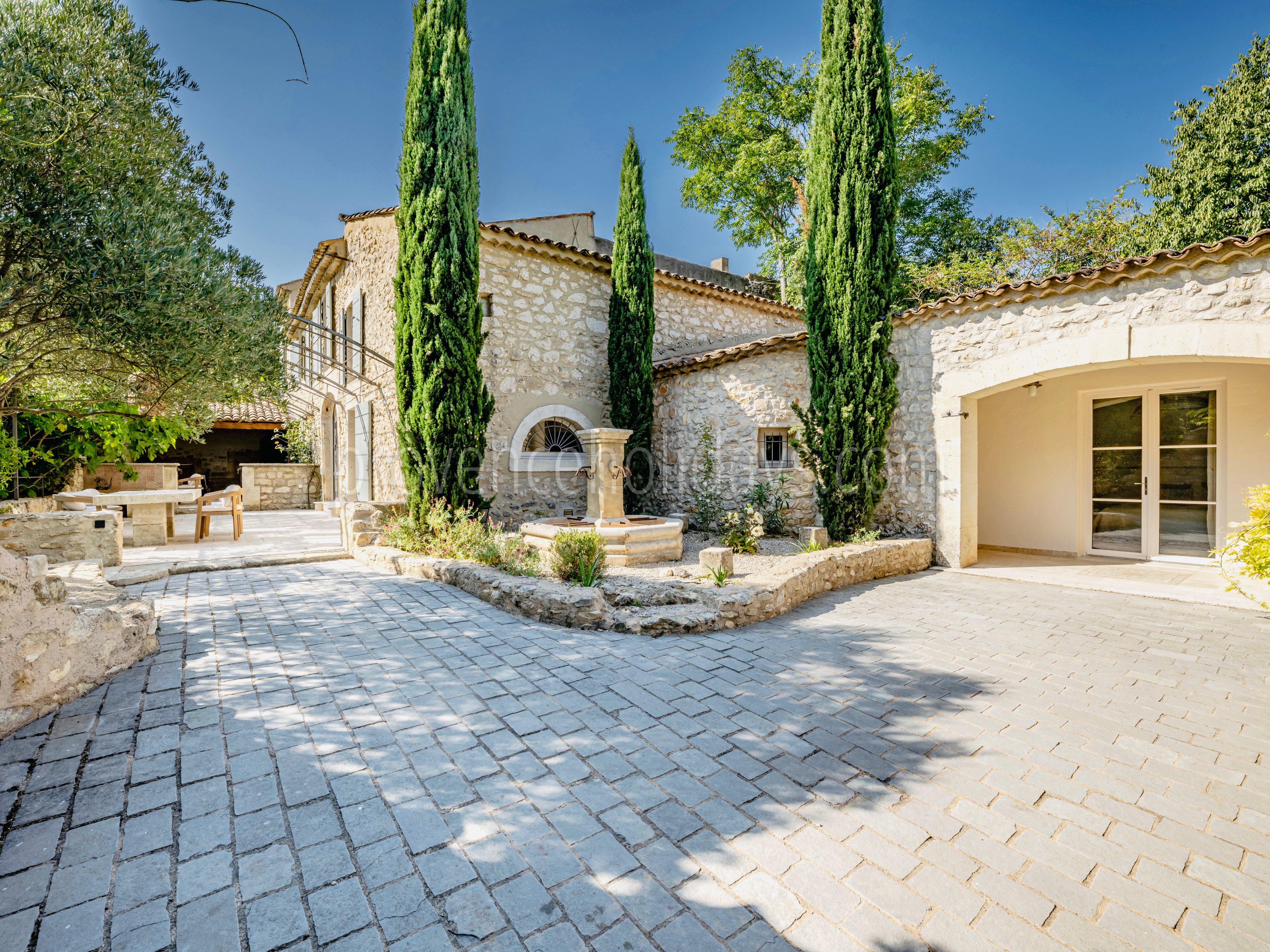 1 - Renovated farmhouse on the outskirts of Eygalières: Villa: Exterior
