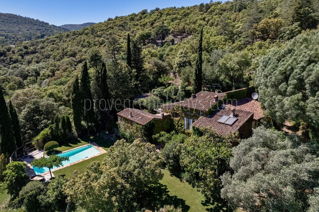 Charaktervoller Weiler mit mehreren Gebäuden in La Garde-Freinet