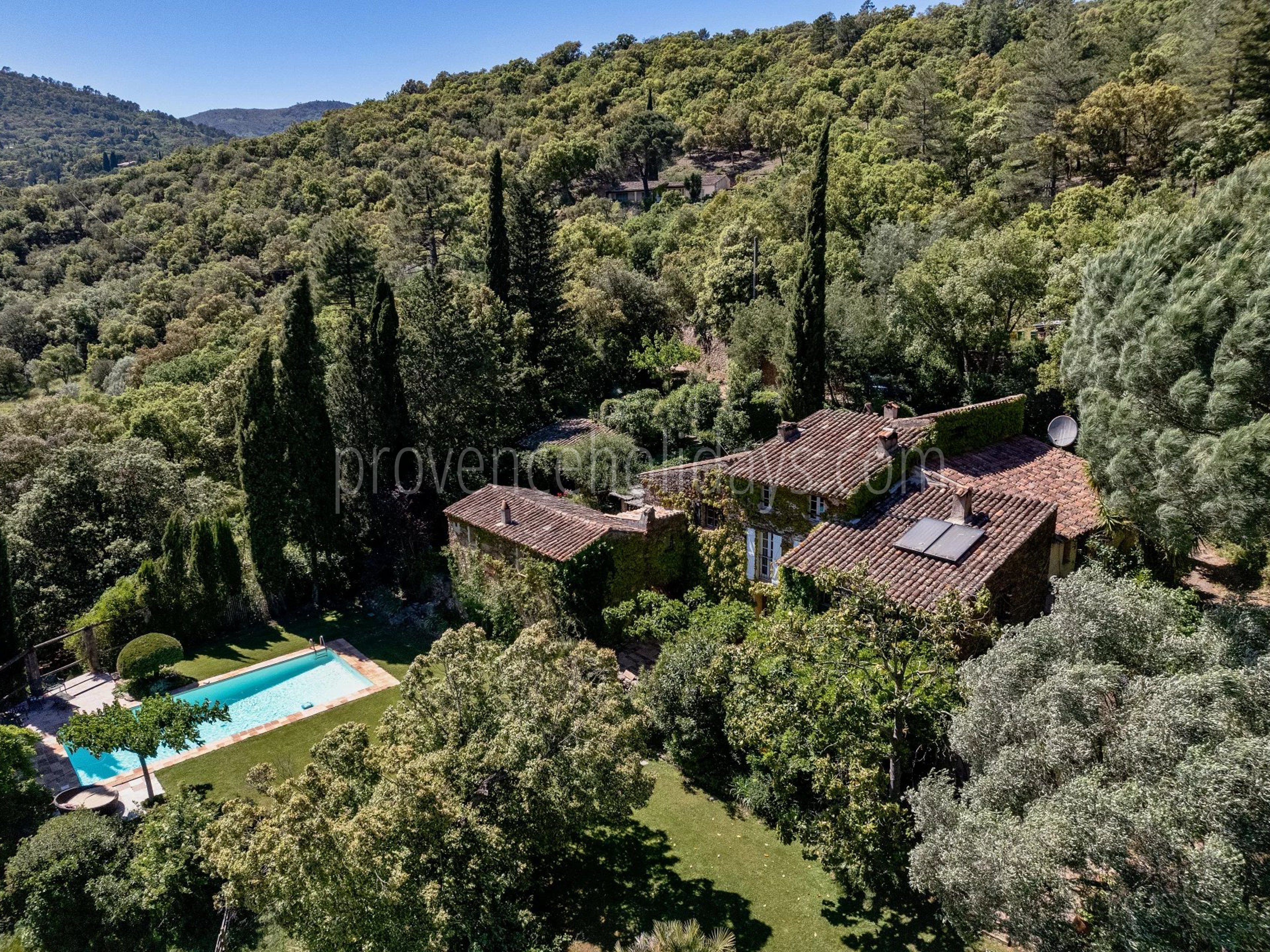 1 - Gehucht in La Garde-Freinet: Villa: Exterior