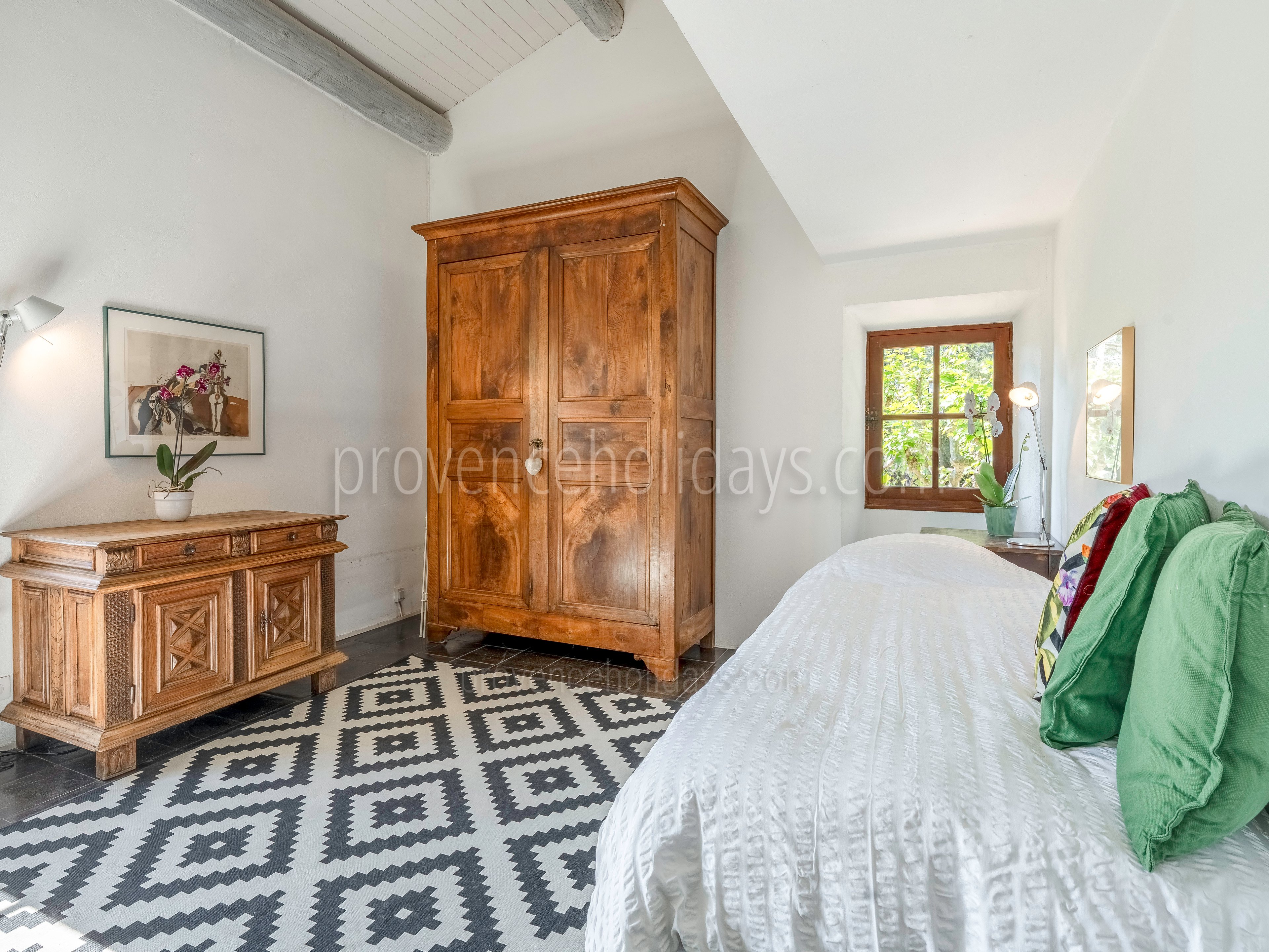28 - Le Moulin de Gordes: Villa: Bedroom