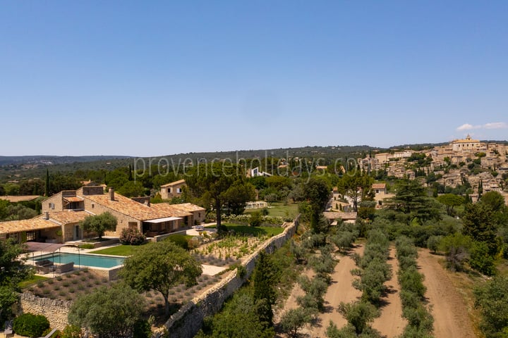 Luxurious Farmhouse with views over Gordes and the Luberon