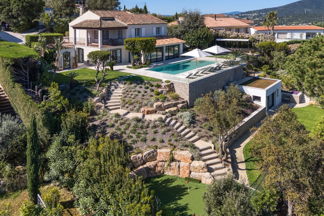 Moderne Villa in Sainte-Maxime mit Meer- und Golfblick