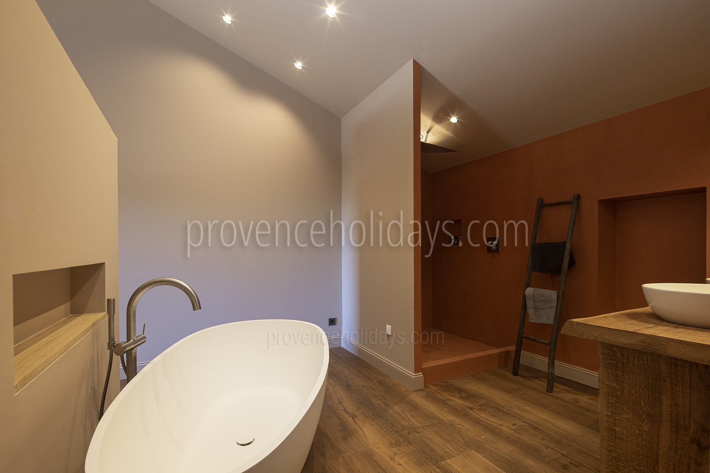 26 - Mas des Lions: Villa: Bathroom