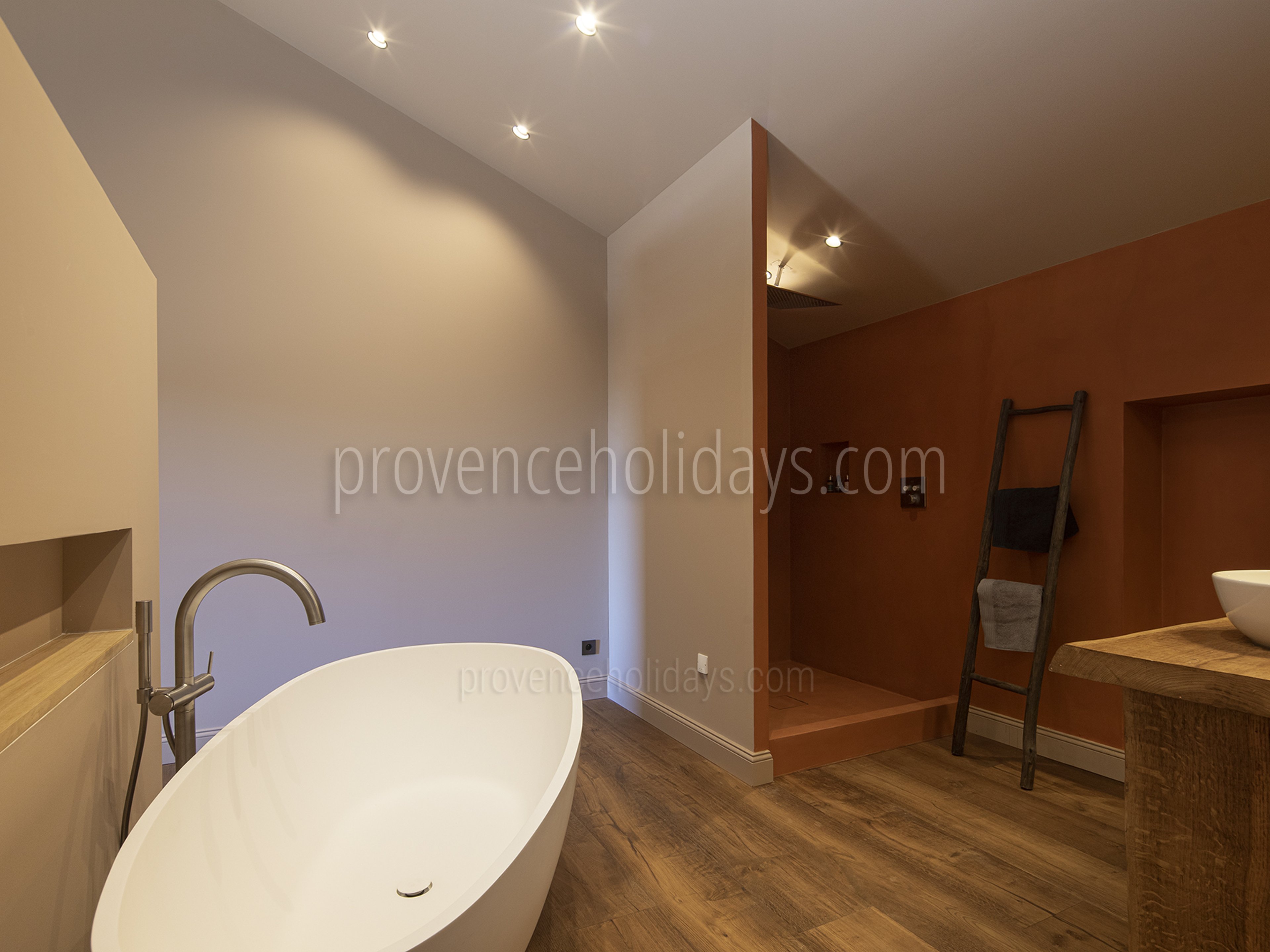 26 - Mas des Lions: Villa: Bathroom