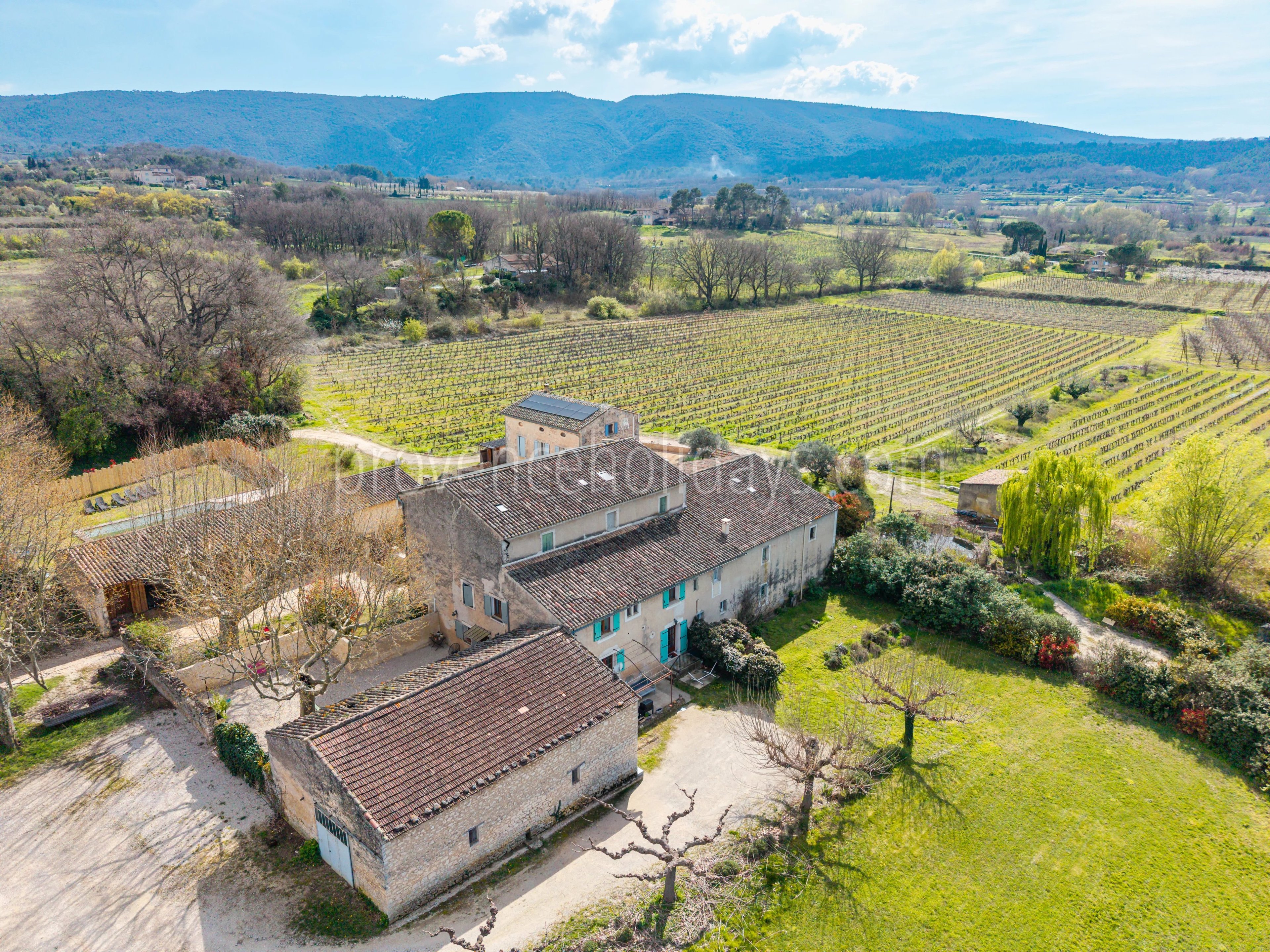 11 - Mas with pool in Bonnieux: Villa: Exterior