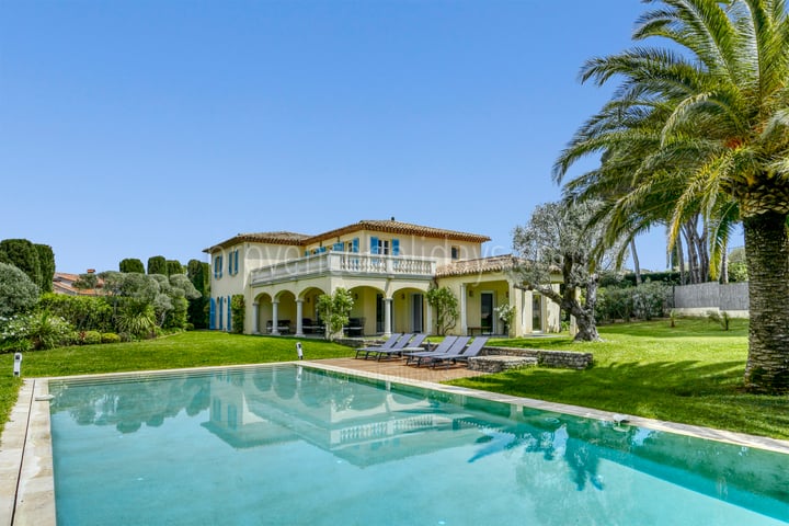 Luxurious villa with pool near Saint-Tropez centre