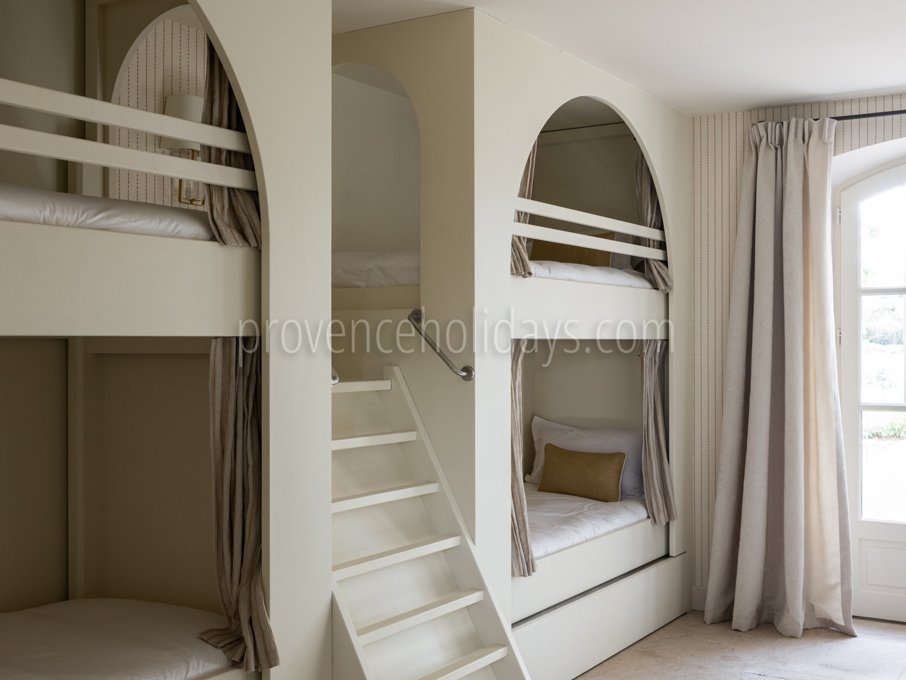 45 - Mas Chabaud: Villa: Bedroom
