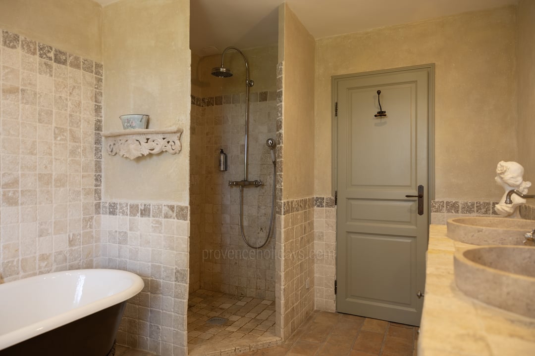 17 - Bastide Provençale: Villa: Bedroom